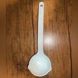 Vintage Rubbermaid Ladle #1975 Double Spout Dipper White Durable Plastic